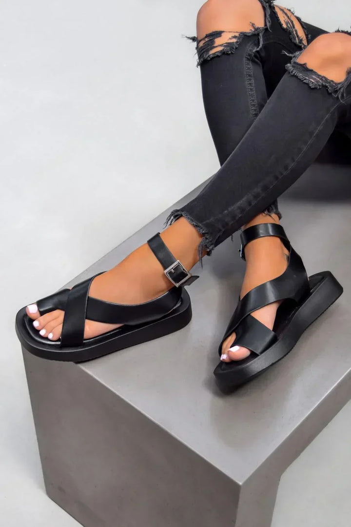RENÉE - SANDALE MIT VERSTELLBAREN RIEMEN UND ELEGANTER MATTER OBERFLÄCHE