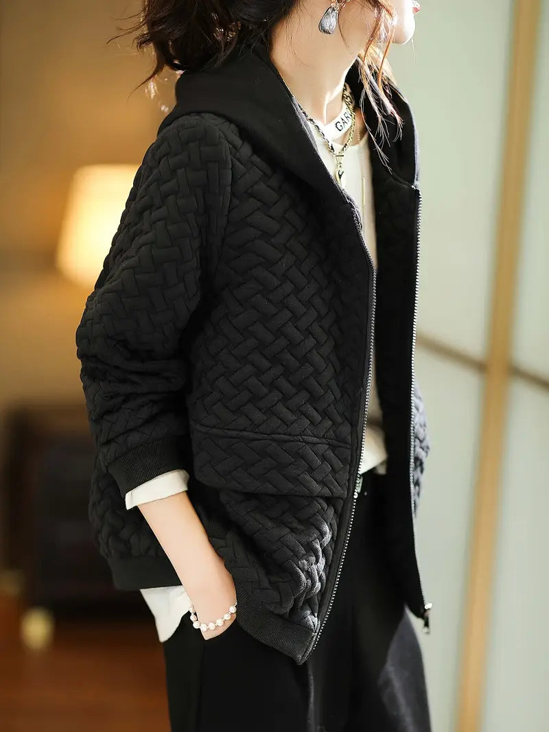 Damenjacke mit Zopfmuster und Kapuze – Kurzes Modell