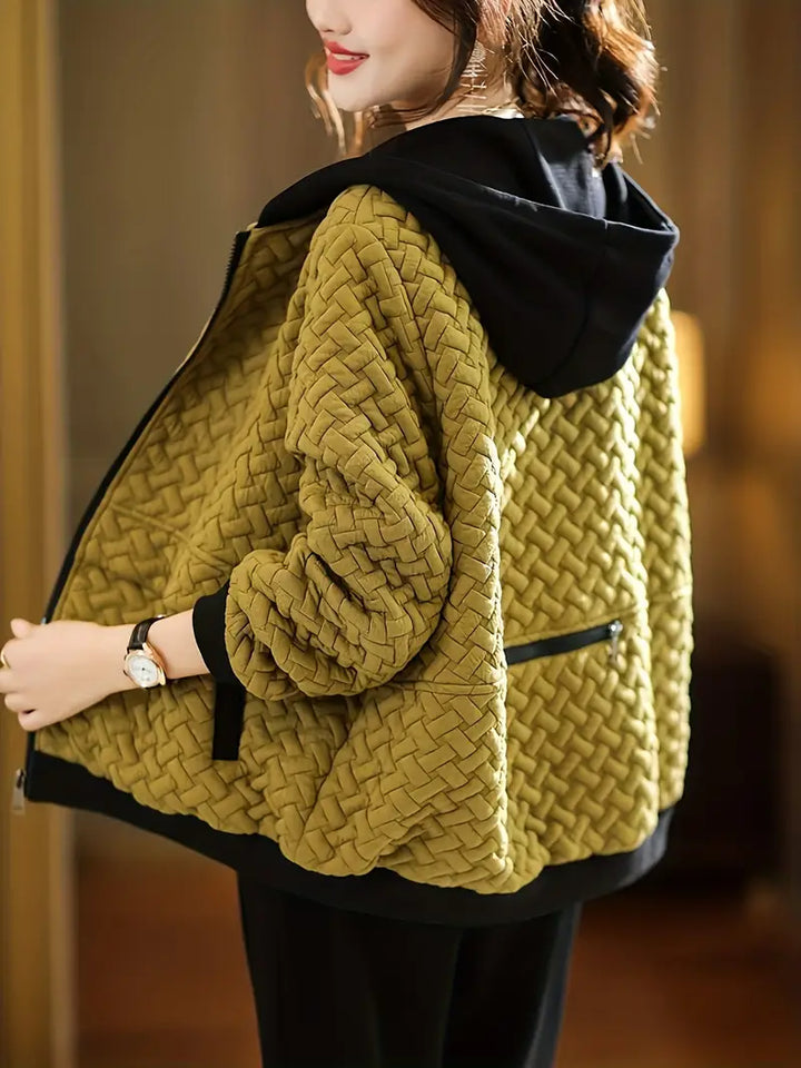 Damenjacke mit Zopfmuster und Kapuze – Kurzes Modell