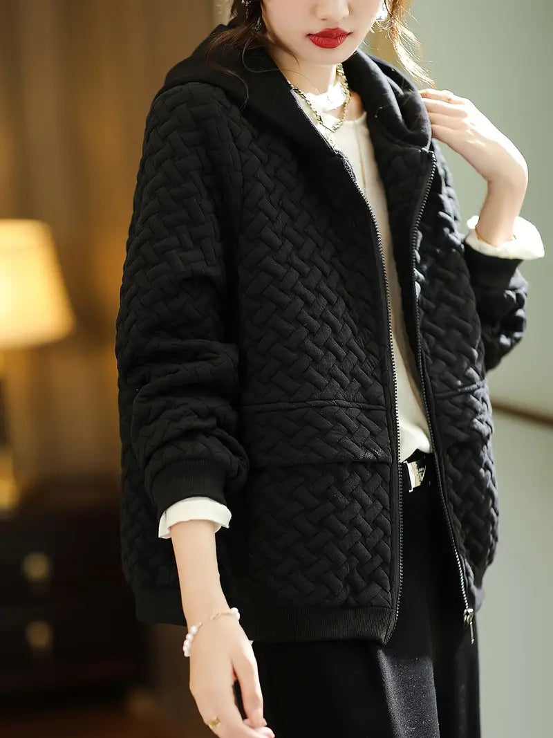 Damenjacke mit Zopfmuster und Kapuze – Kurzes Modell