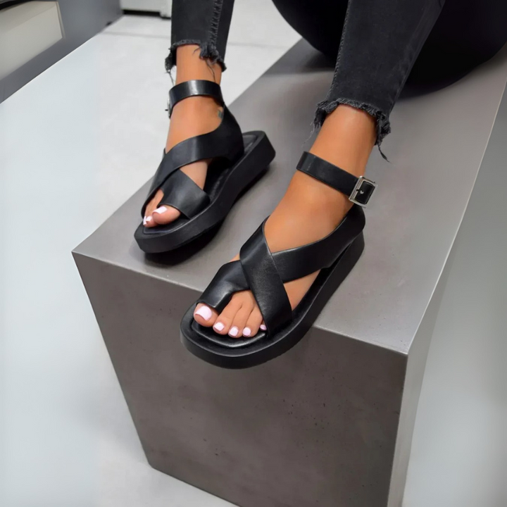 RENÉE - SANDALE MIT VERSTELLBAREN RIEMEN UND ELEGANTER MATTER OBERFLÄCHE